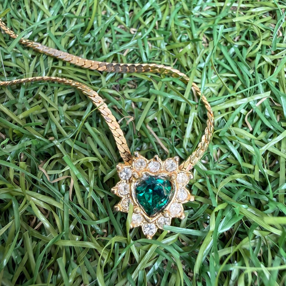 Vintage Gold Tone Herringbone Chain Heart Emerald Green Rhinestone Necklace 18in